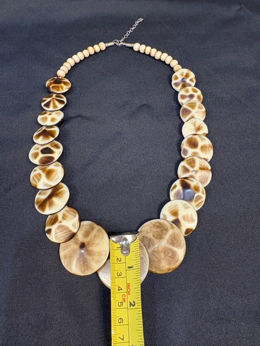 Horn Look Graduated Disc necklace - Picture 4 of 4